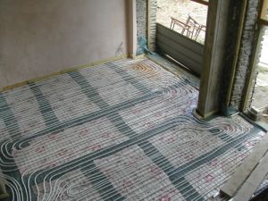 Close-spacing underfloor heating for a heat pump