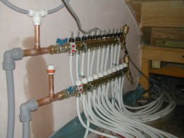 Underfloor heating manifold for heat pump